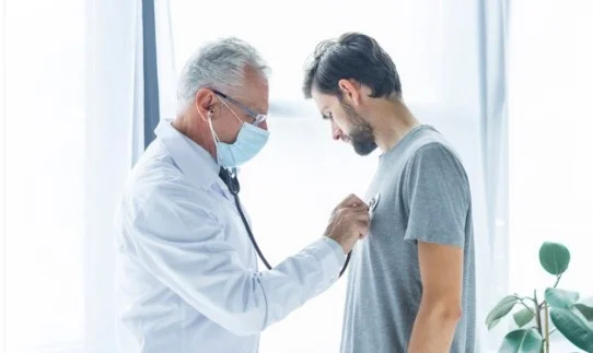 Realiza controles médicos periódicos para ajustar el tratamiento si es necesario.